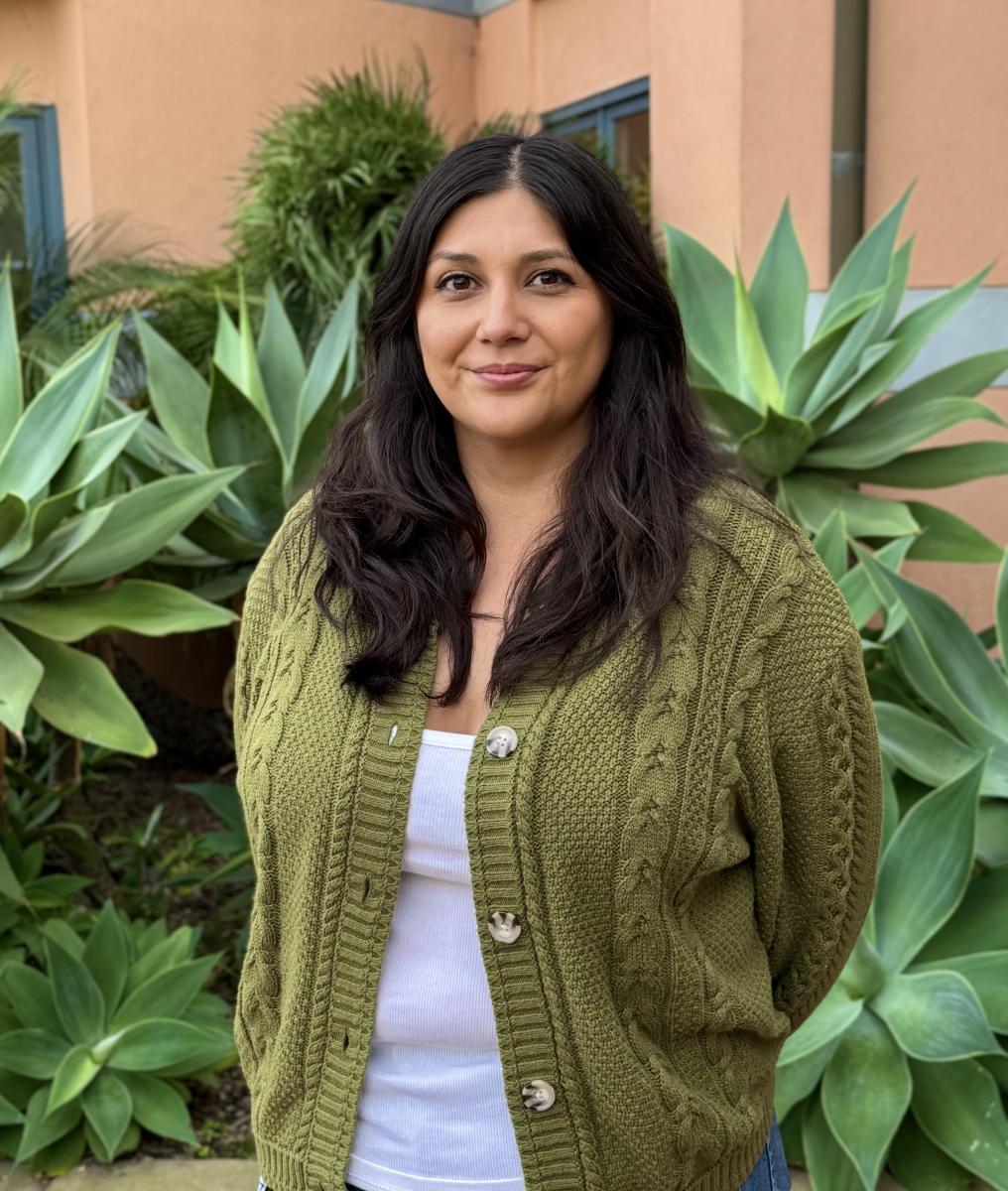 Portrait of Bibi Rojas outside Kohn Hall at KITP
